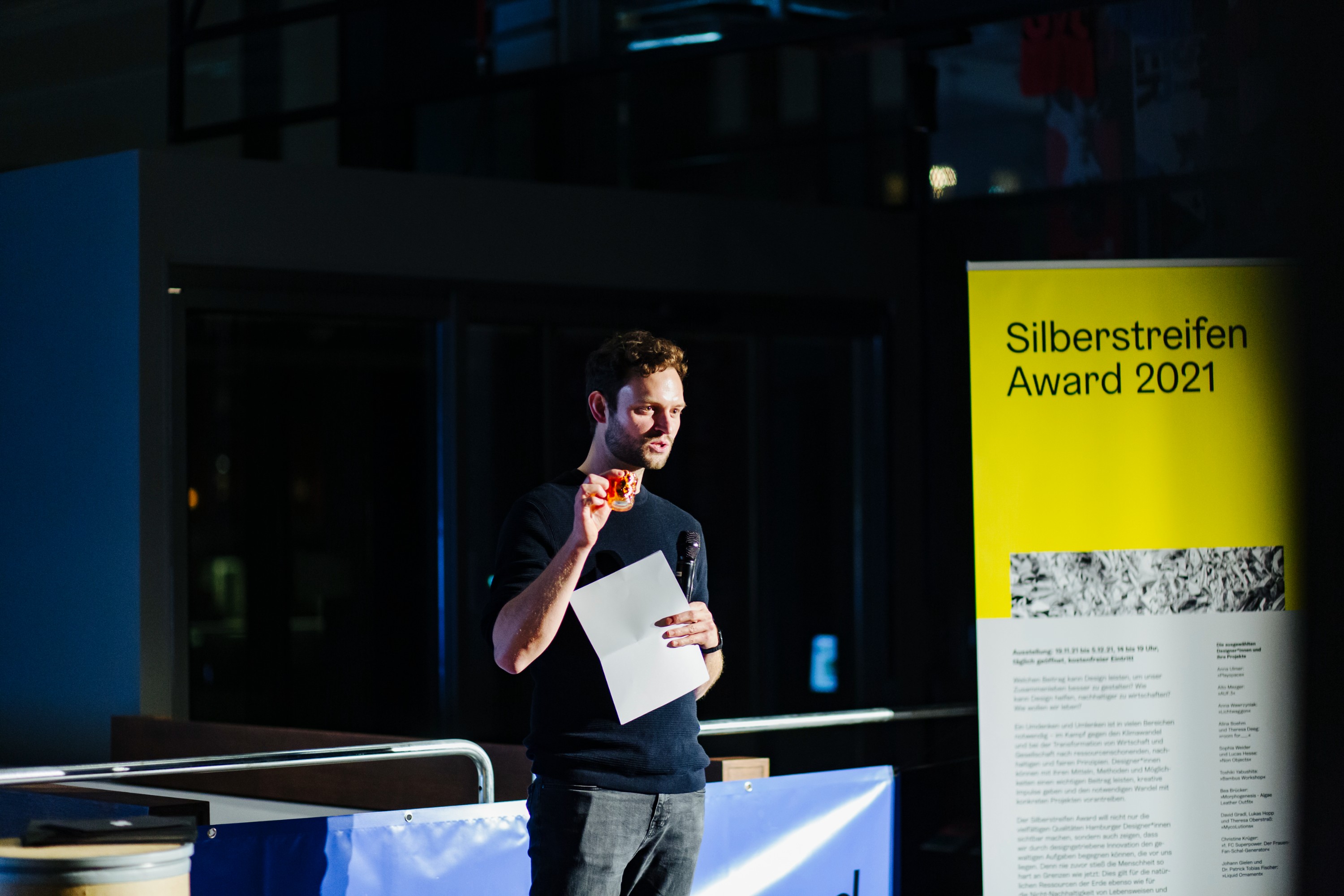 Tobias Hoss bei der Vernissage des Silberstreifen Awards 2021.