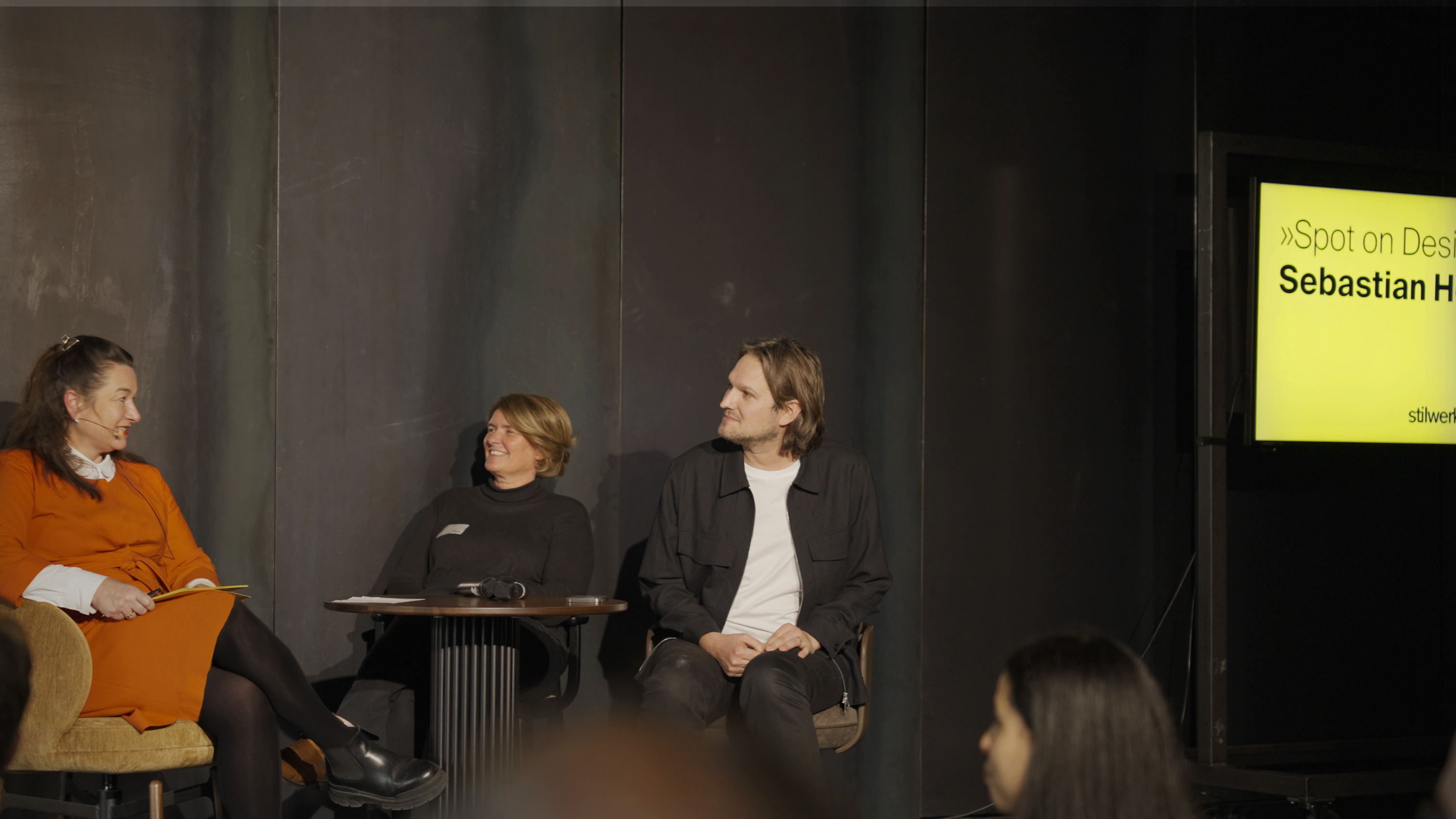 From left to right: Frances Uckermann in conversation with Tatjana Groß and Sebastian Herkner.