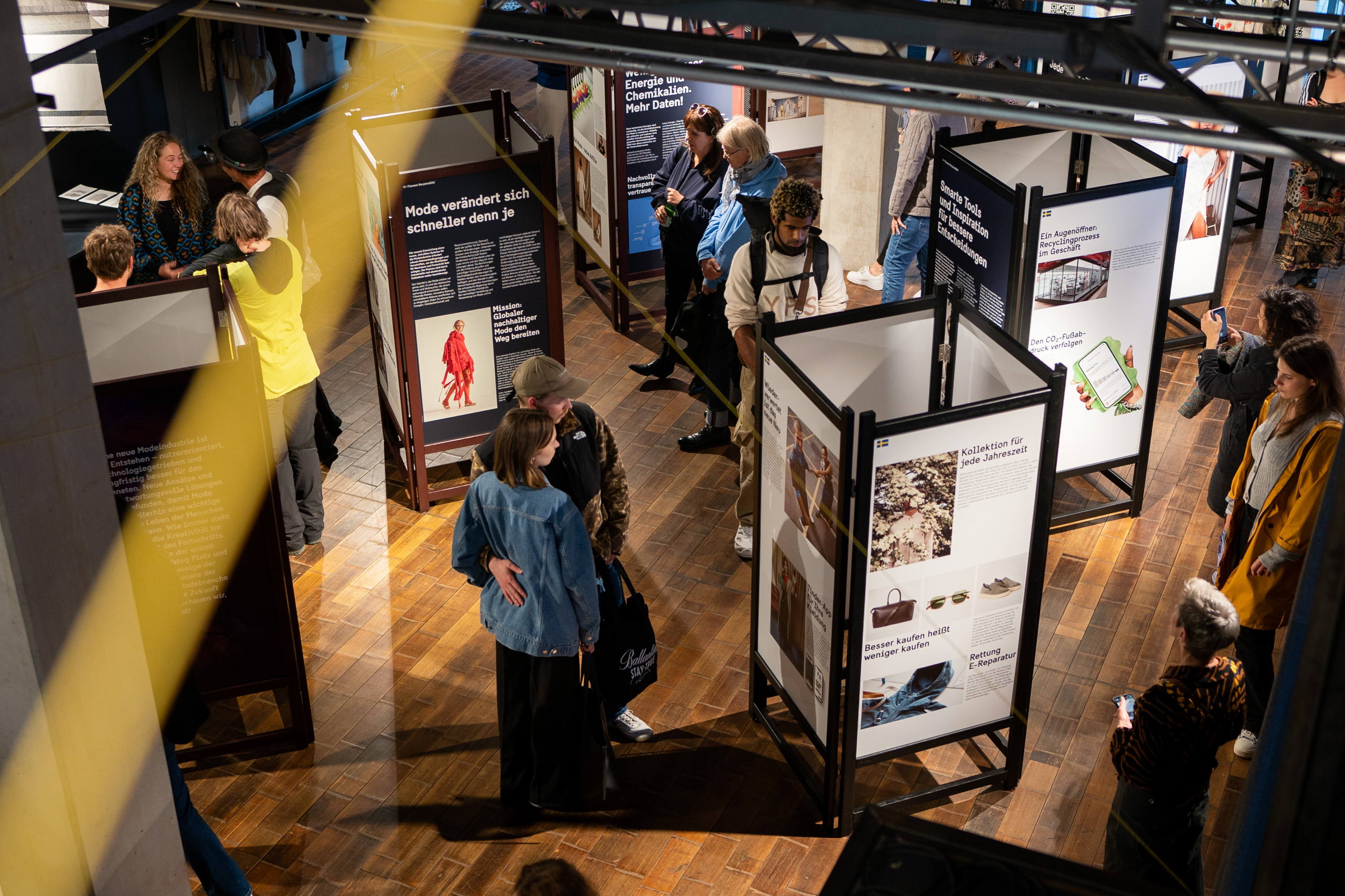 Blick auf die Ausstellungs-Exponate "Fashion.Forever." aus Schweden